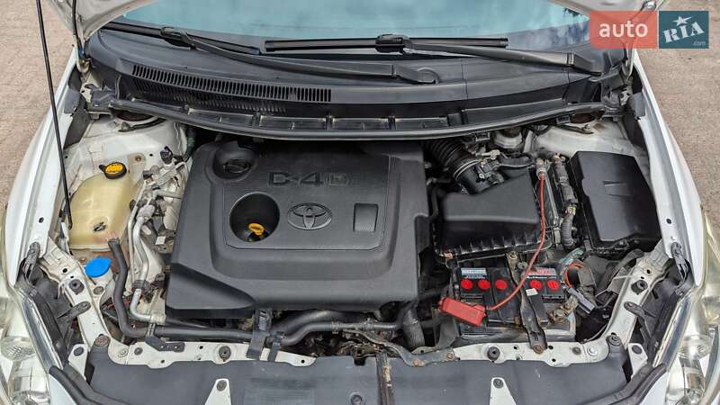 Хэтчбек Toyota Auris 2011 в Ровно