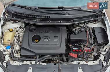 Хэтчбек Toyota Auris 2011 в 