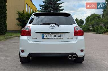 Хэтчбек Toyota Auris 2011 в 