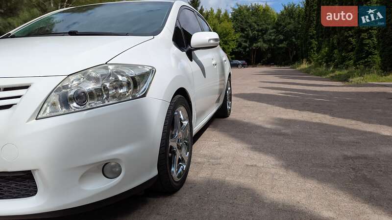Хэтчбек Toyota Auris 2011 в Ровно