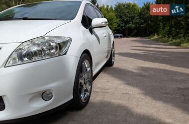 Хэтчбек Toyota Auris 2011 в 