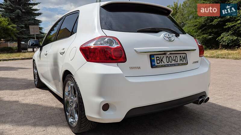 Хэтчбек Toyota Auris 2011 в Ровно