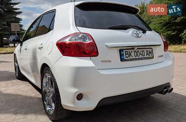 Хэтчбек Toyota Auris 2011 в 