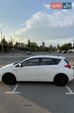 Хэтчбек Toyota Auris 2013 в 