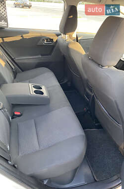 Хэтчбек Toyota Auris 2013 в 