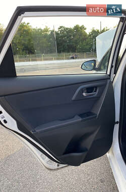 Хэтчбек Toyota Auris 2013 в 