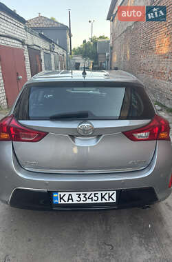 Хэтчбек Toyota Auris 2012 в 