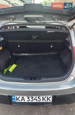 Хэтчбек Toyota Auris 2012 в 