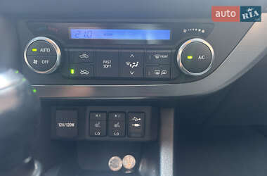 Хэтчбек Toyota Auris 2012 в 