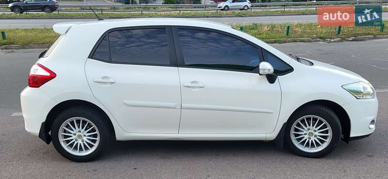 Хэтчбек Toyota Auris 2011 в Киеве