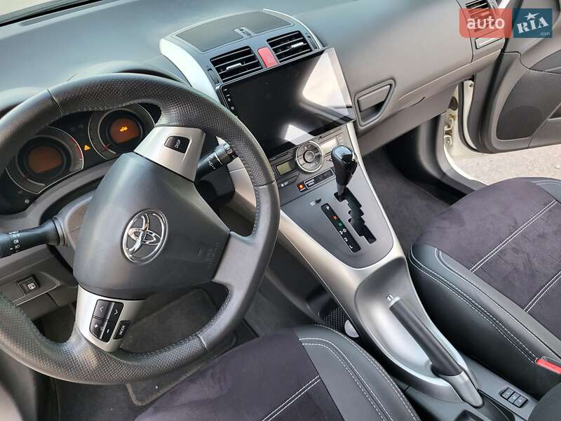 Хэтчбек Toyota Auris 2011 в Киеве