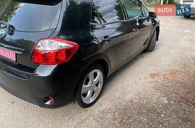 Хэтчбек Toyota Auris 2011 в 