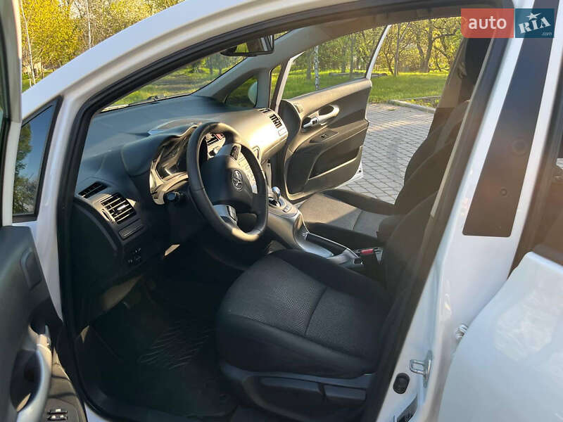 Хэтчбек Toyota Auris 2011 в Днепре