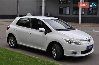 Хэтчбек Toyota Auris 2011 в 