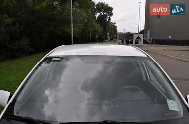 Хэтчбек Toyota Auris 2011 в 