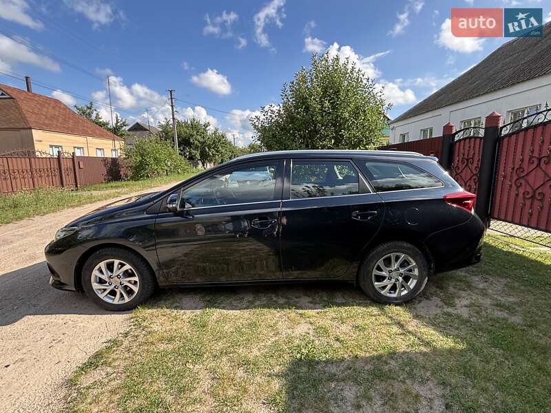 Универсал Toyota Auris 2015 в Ахтырке