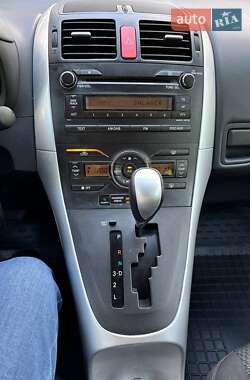 Хетчбек Toyota Auris 2010 в 