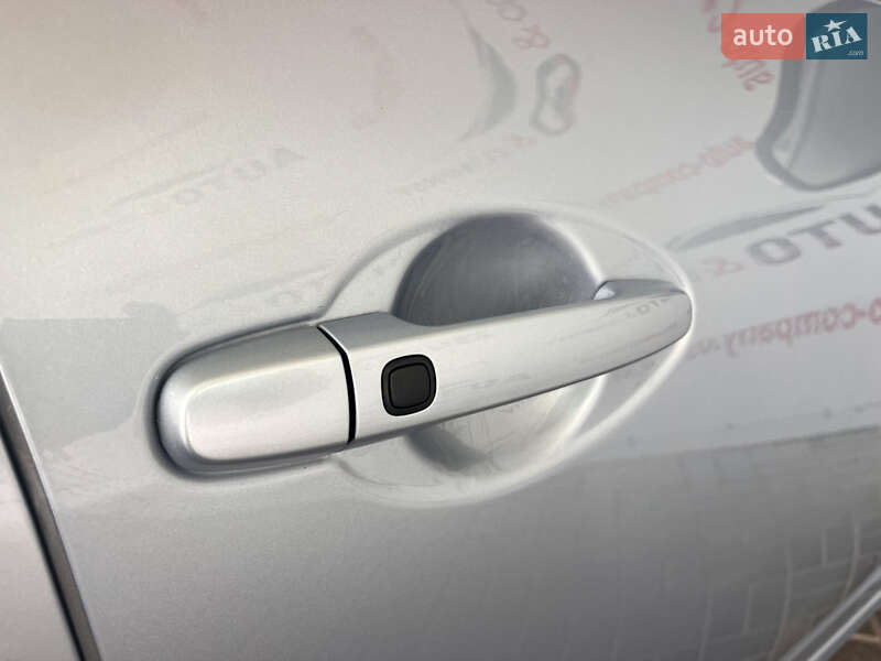 Хэтчбек Toyota Auris 2012 в Львове