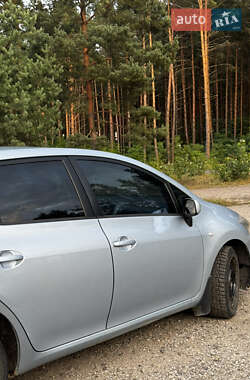 Хэтчбек Toyota Auris 2007 в 