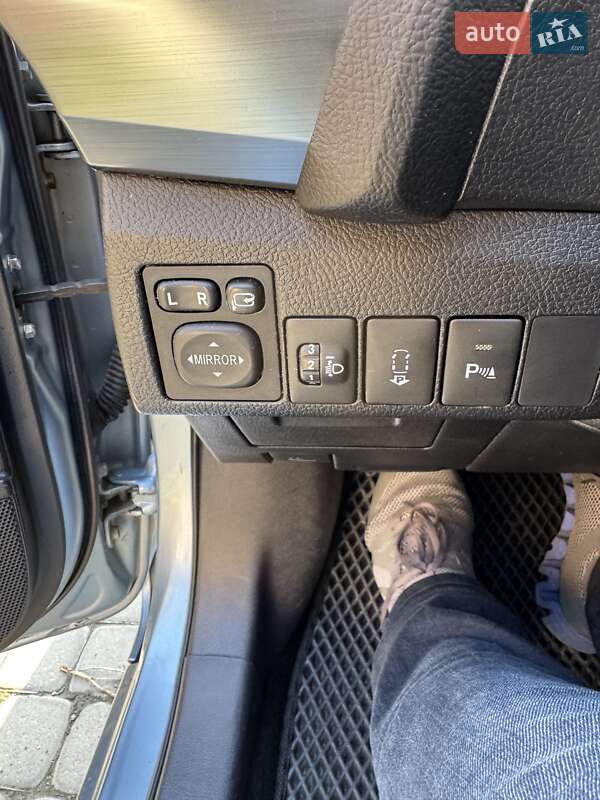 Хэтчбек Toyota Auris 2013 в Хмельницком