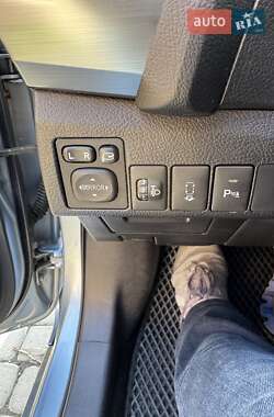 Хэтчбек Toyota Auris 2013 в 