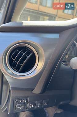 Хэтчбек Toyota Auris 2013 в 