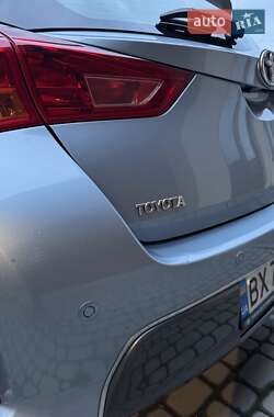 Хэтчбек Toyota Auris 2013 в 