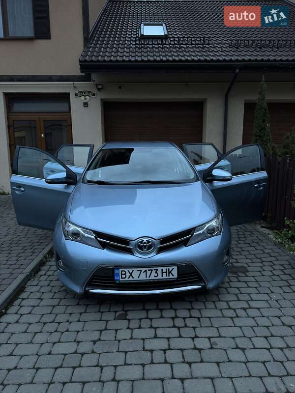 Хэтчбек Toyota Auris 2013 в Хмельницком