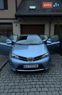 Хэтчбек Toyota Auris 2013 в 