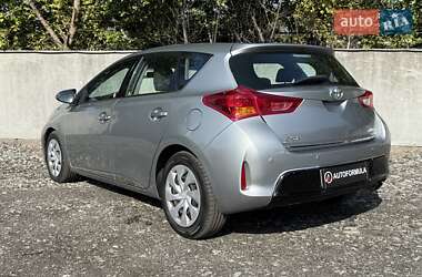Хэтчбек Toyota Auris 2012 в 