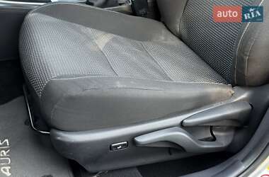 Хэтчбек Toyota Auris 2012 в 