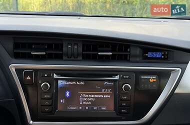 Хэтчбек Toyota Auris 2012 в 