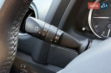 Хэтчбек Toyota Auris 2012 в 