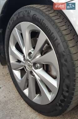 Хэтчбек Toyota Auris 2014 в 