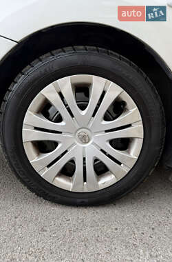 Хэтчбек Toyota Auris 2007 в 