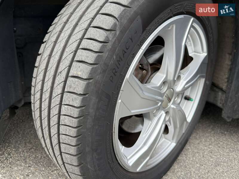 Універсал Toyota Auris 2018 в Києві фото 30 Універсал Toyota Auris 2018 в Києві