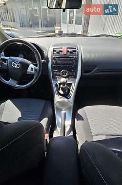 Хэтчбек Toyota Auris 2010 в 