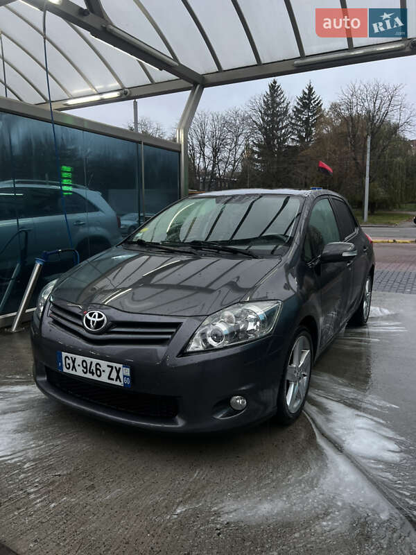 Хэтчбек Toyota Auris 2010 в 