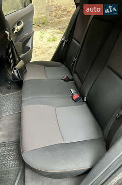 Хэтчбек Toyota Auris 2010 в 