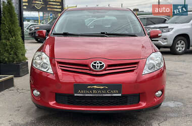 Хэтчбек Toyota Auris 2010 в 