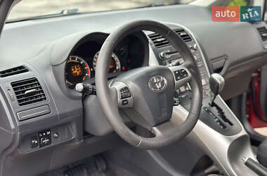 Хэтчбек Toyota Auris 2010 в 