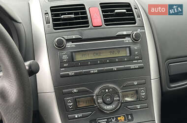 Хэтчбек Toyota Auris 2010 в 