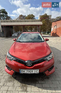 Хетчбек Toyota Auris 2015 в Рівному