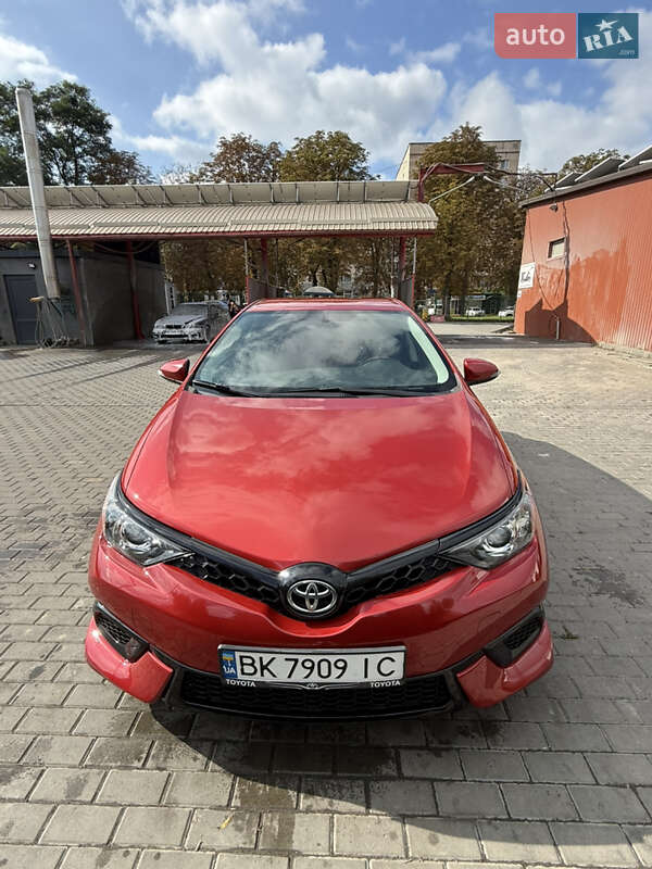 Хэтчбек Toyota Auris 2015 в 