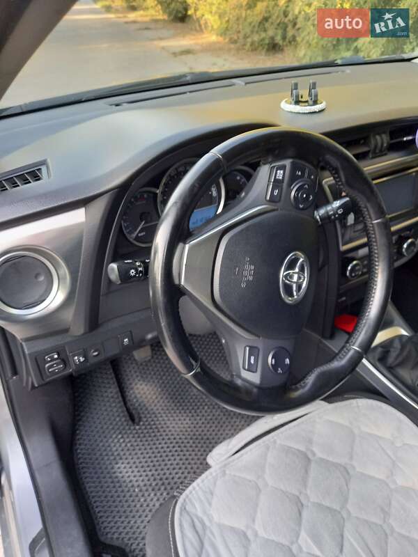 Универсал Toyota Auris 2014 в Обухове