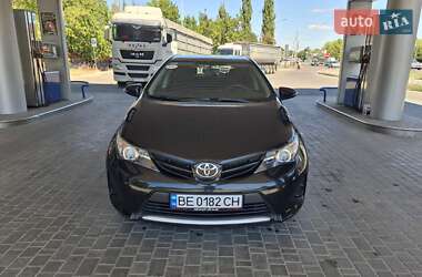 Хэтчбек Toyota Auris 2013 в 