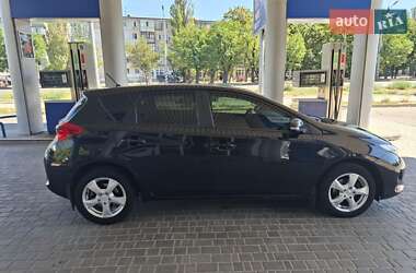 Хэтчбек Toyota Auris 2013 в 
