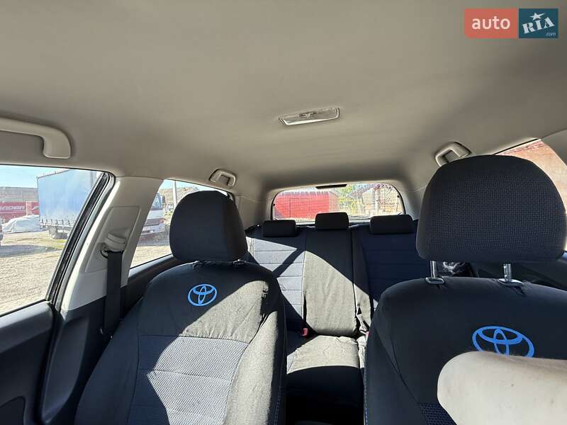 Хетчбек Toyota Auris 2010 в Тростянці