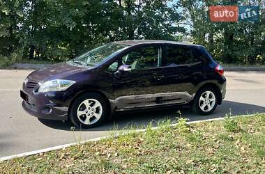 Хэтчбек Toyota Auris 2011 в 