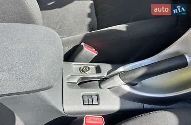 Хэтчбек Toyota Auris 2011 в 